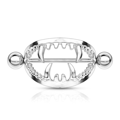 Brystpiercing med munn og huggtenner