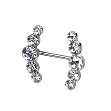 Brystpiercing med buet stenrekker