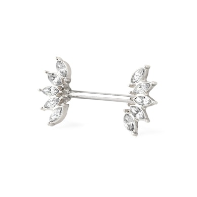 Brystpiercing med vifte laget av stein