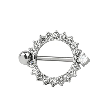 Brystpiercing med rundt skjold og klare stener