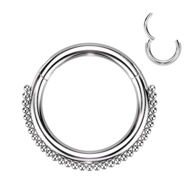 Hengslet ring med perler