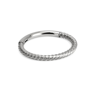 Ring med hengsel og surret tråd