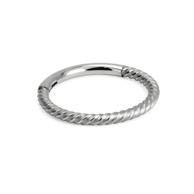 Ring med hengsel og surret tråd