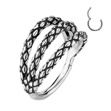 Trippelbøylet hengslet ring med slangeskinndesign