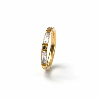 Titanring med baguetteslipte stener