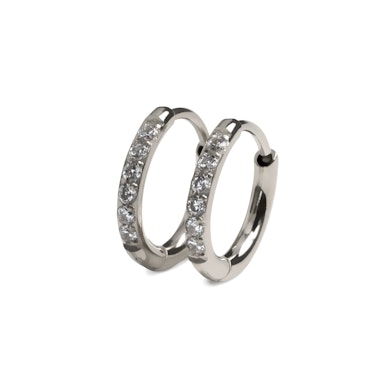 Et par huggiehoops i kirurgisk stål med edelstener