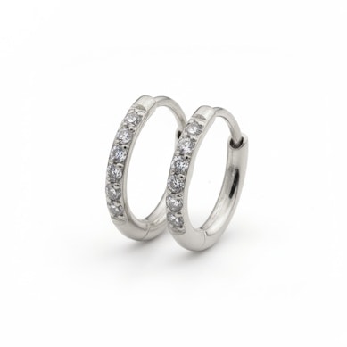 Et par huggiehoops i kirurgisk stål med edelstener