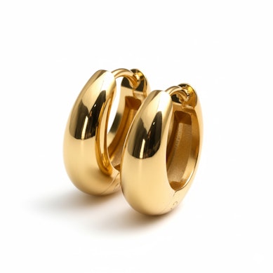 Et par brede hengslede ringer med speilpolering