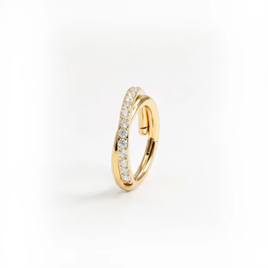 Overlappende titanring med kubiske zirkoniastener
