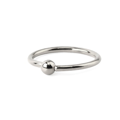 Ring av titan med fast kule