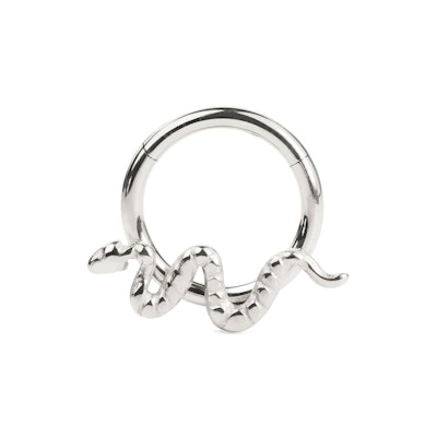 Hengslet ring av titan med slange