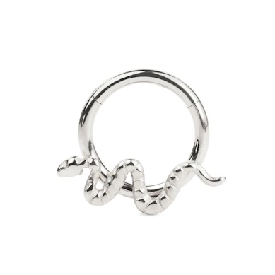 Hengslet ring av titan med slange