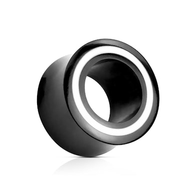Svart tunnel av horn med hvit ring