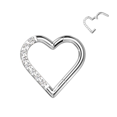 Hjerteformet ørepiercing av titan med innfattede stener
