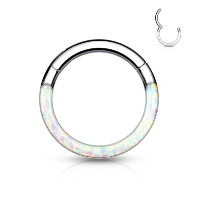 Ring laget av titan med hengsel og opal front