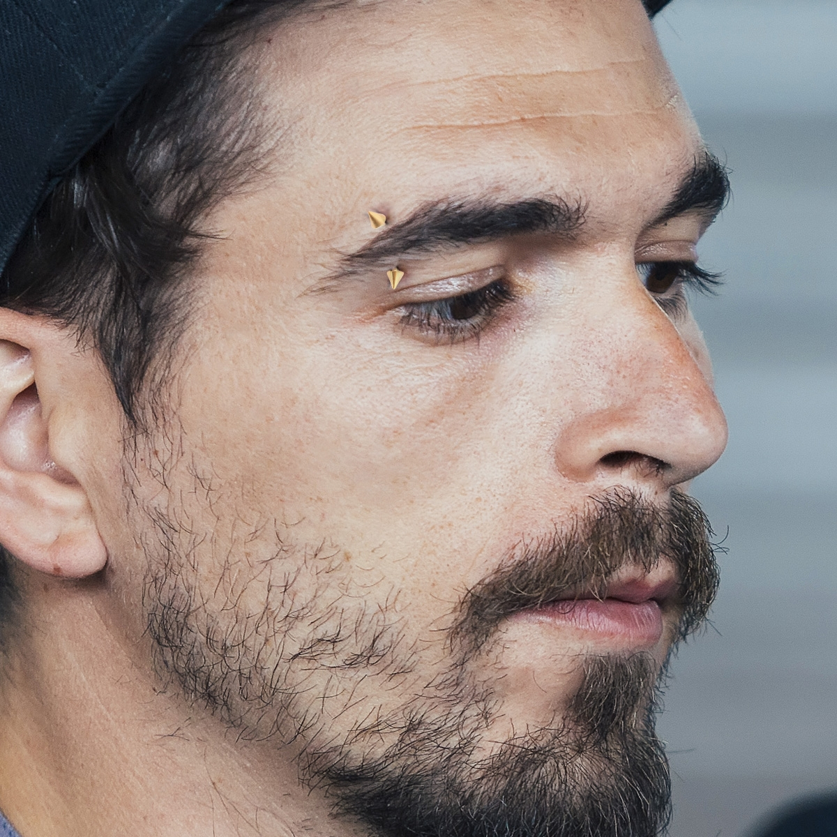 Gullbelagt buet stav med pigger