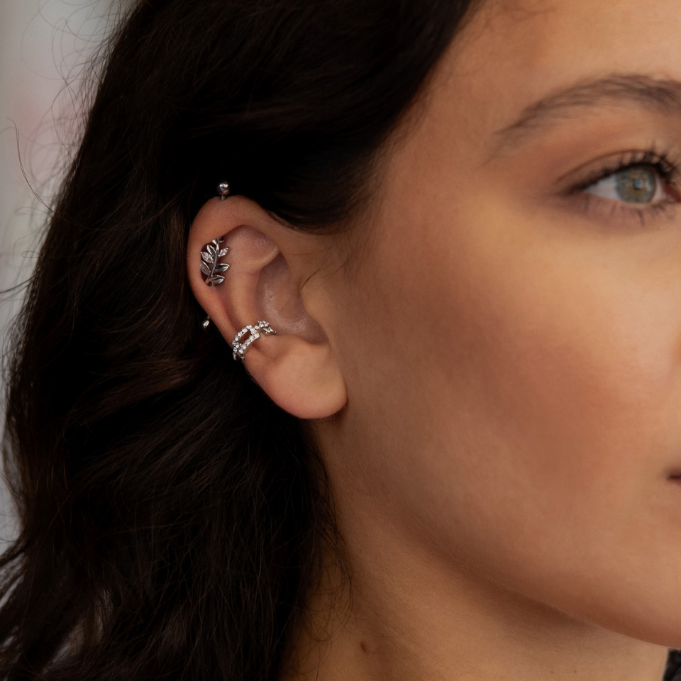 Industrial piercing med blader på stilk