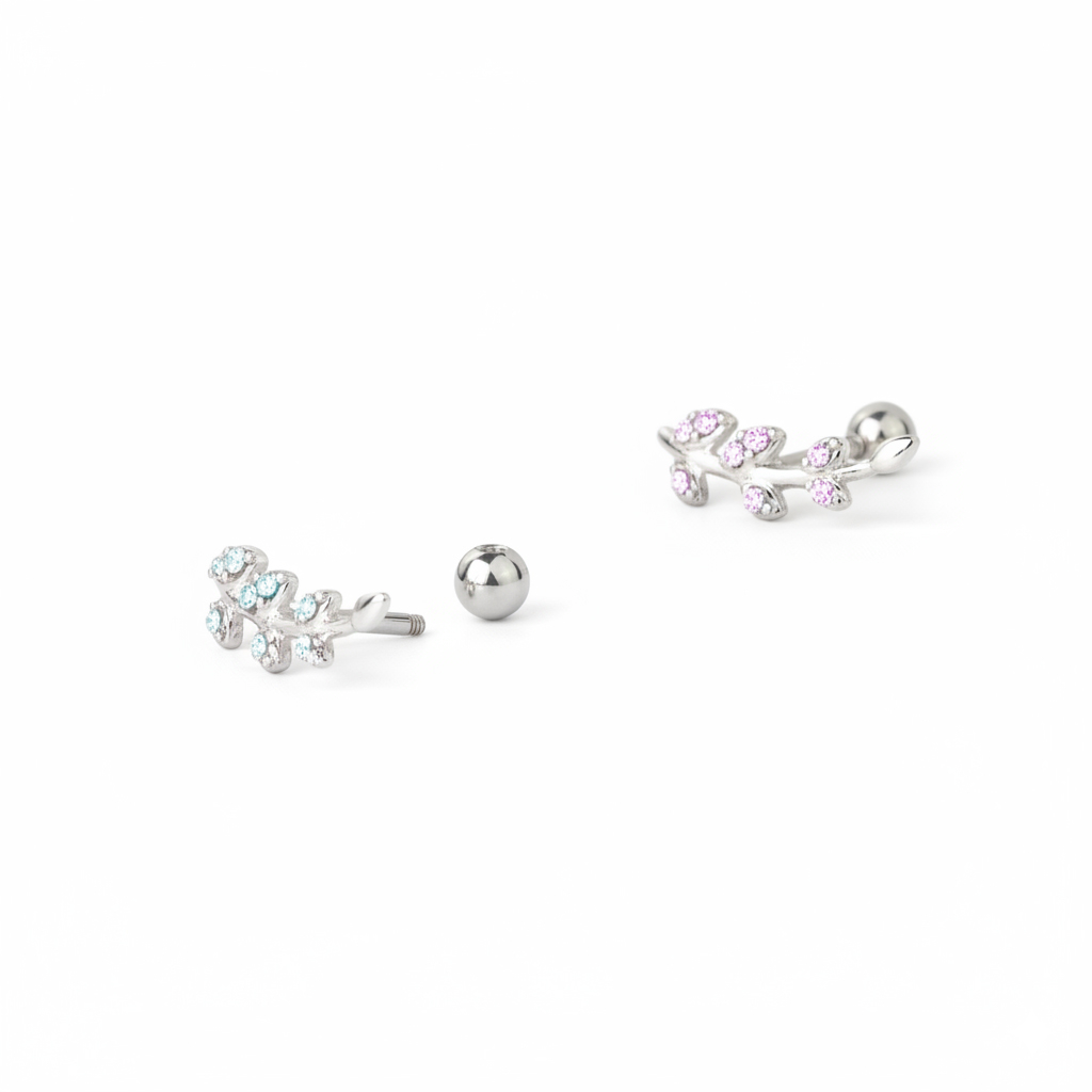 Ørepiercing med blader av sten