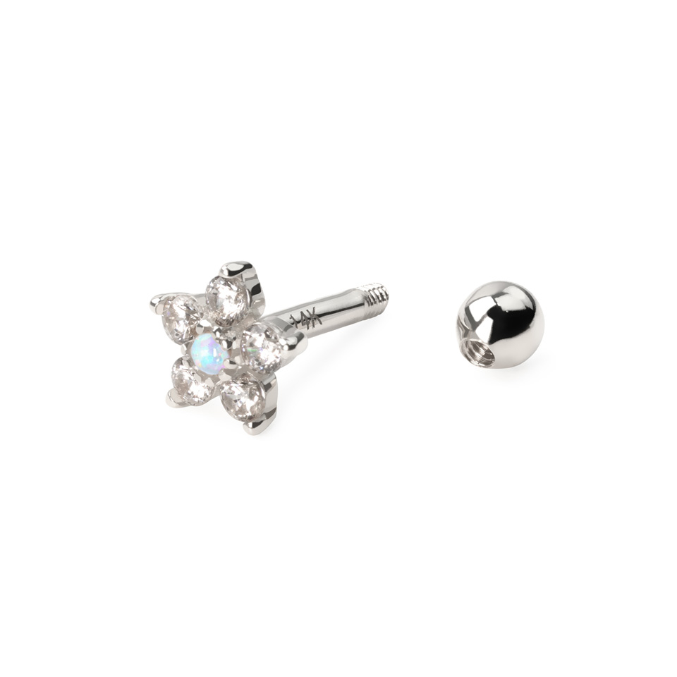 Ørepiercing av 14 karat gull med blomst og opal