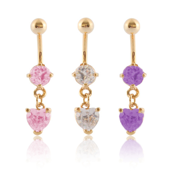 Gullbelagt navlepiercing med stener og hjerteformet anheng