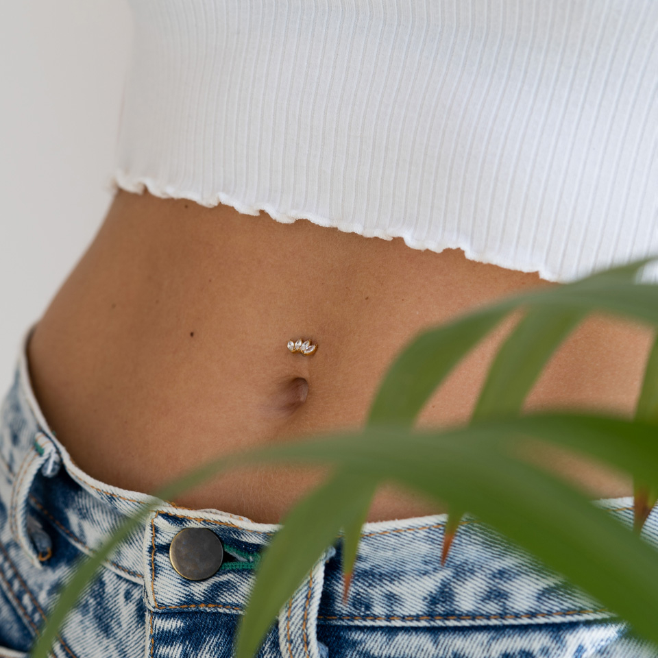 Navlepiercing i titan med stener med marquise-design