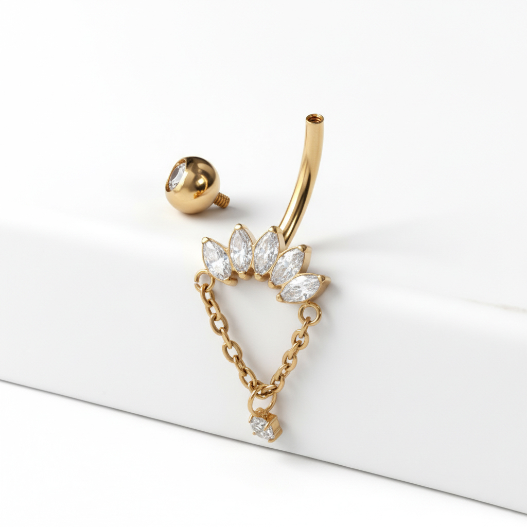 Navlepiercing i titan med marquisestener og anheng