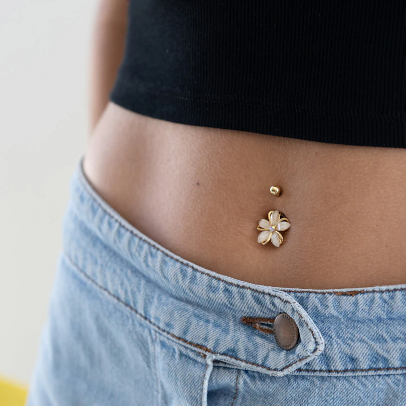 Navlepiercing med blomst