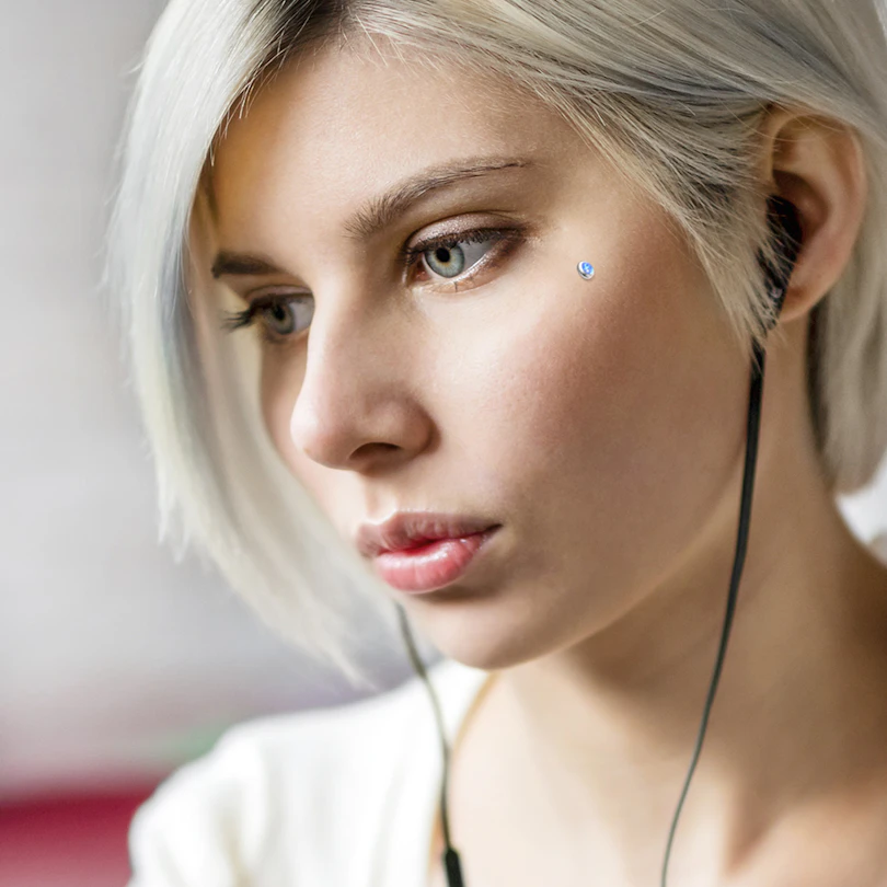 Flat dermal anchor med opalsten