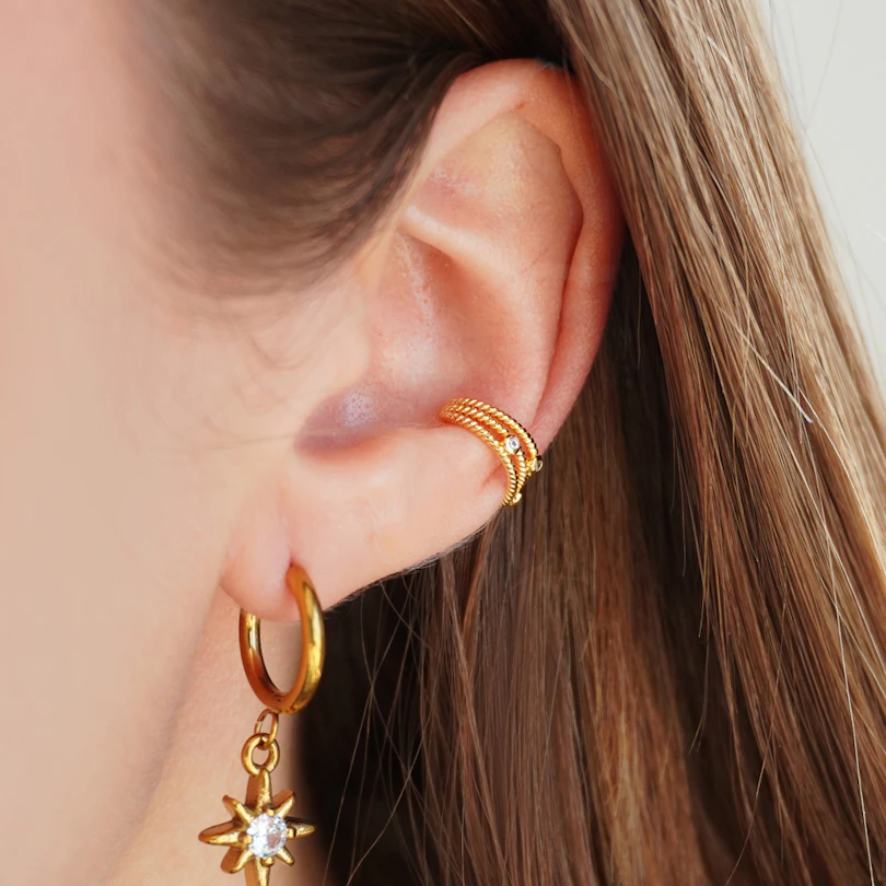 Trippel vridd earcuff med tre stener
