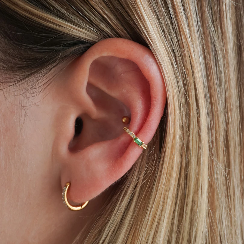 Earcuff med grønn sten