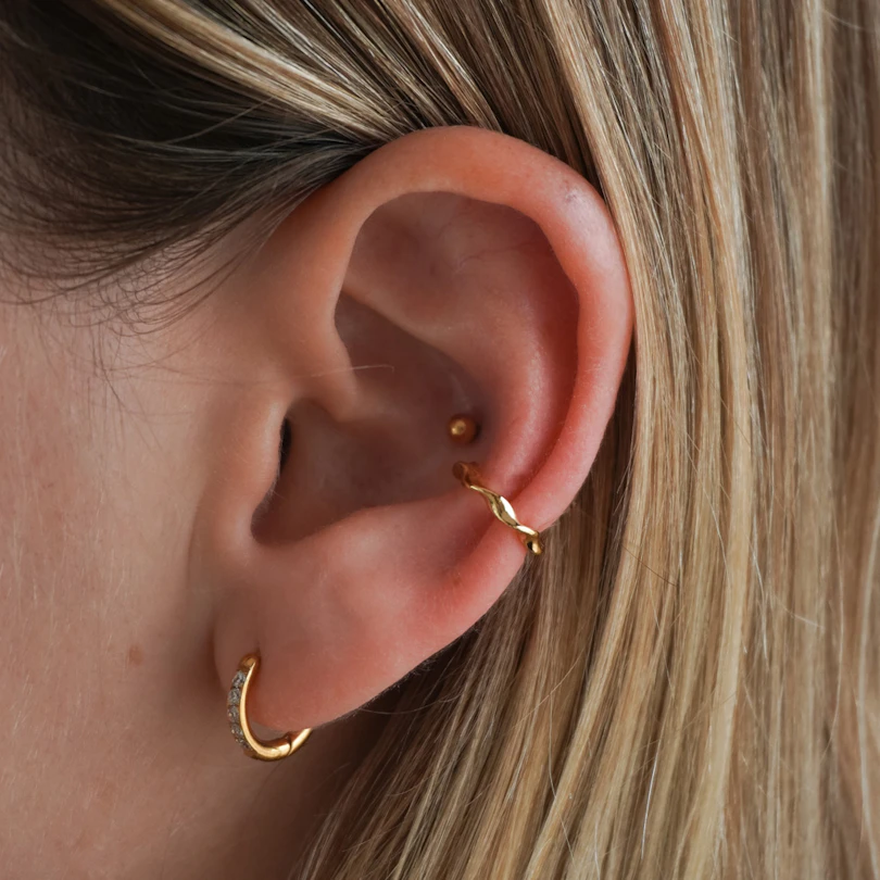 Minimalistisk earcuff med tvist