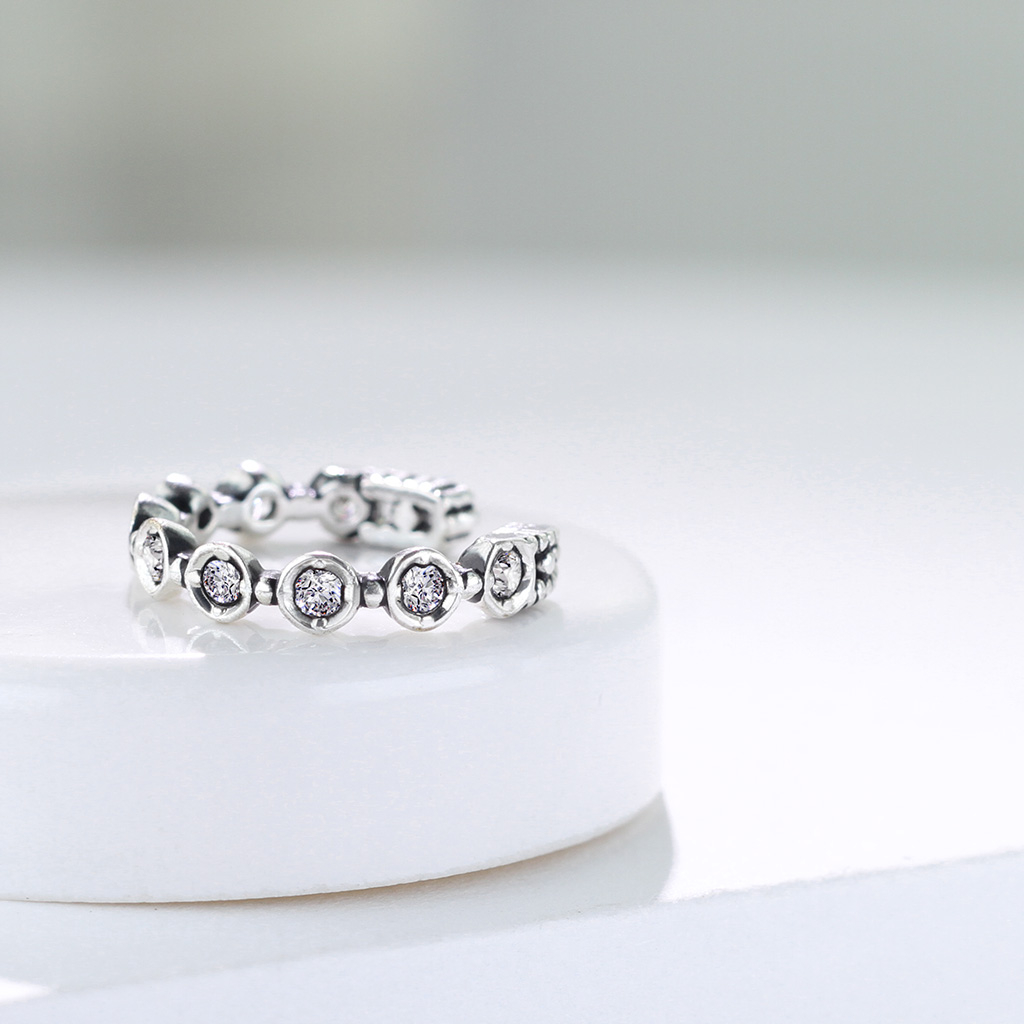 Earcuff med innfattede stener