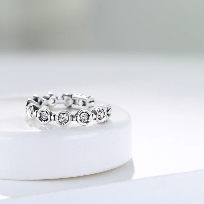 Earcuff med innfattede stener