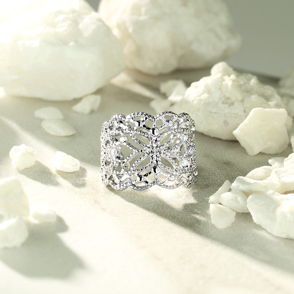 Earcuff med filigran sommerfugl