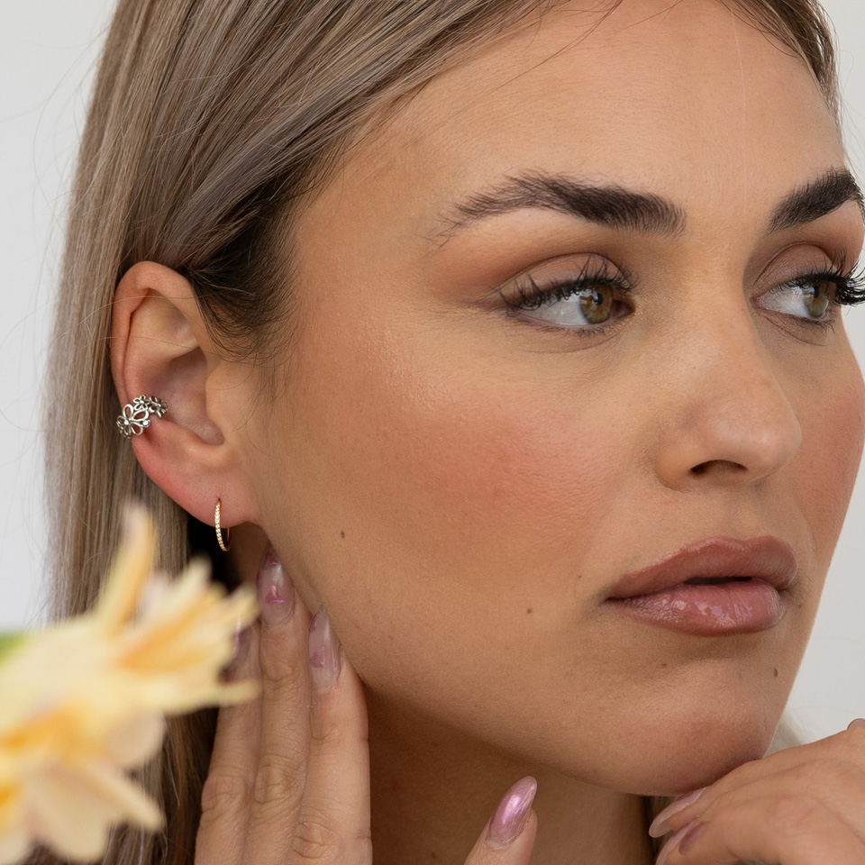 Earcuff med blomster i kirurgisk stål