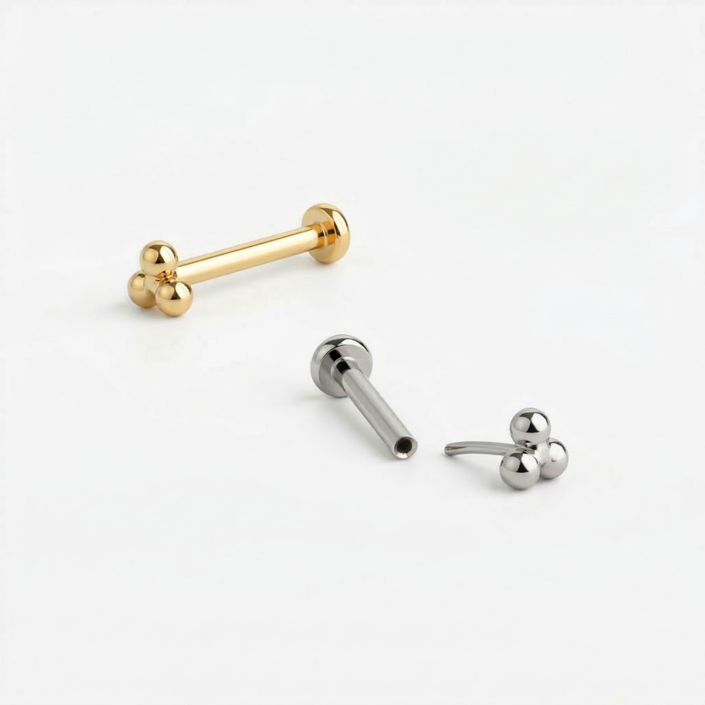 Titan push-in labret med trekantet klyngetopp av kuler