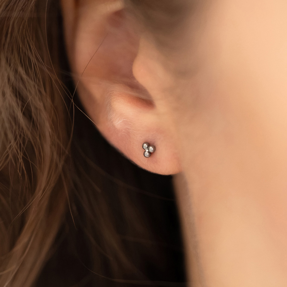 Titan push-in labret med trekantet klyngetopp av kuler