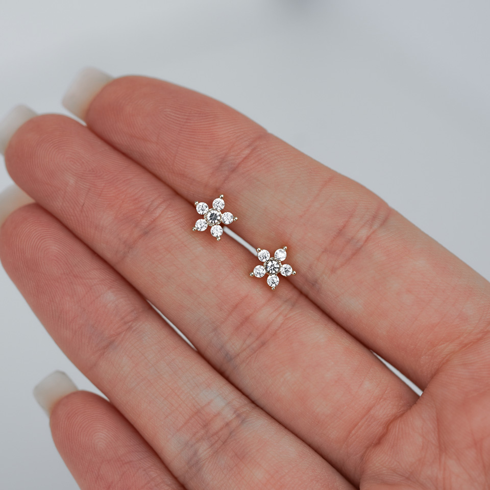 Labret med blomst av sten og innvendig gjenge