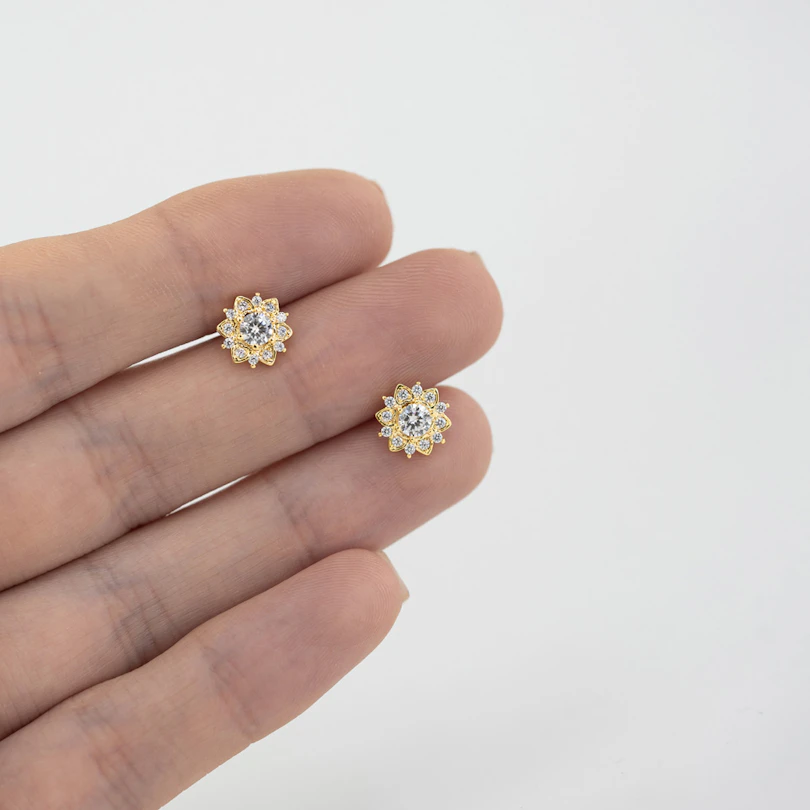Labret med stenbesatt lotusblomst og innvendig gjenge