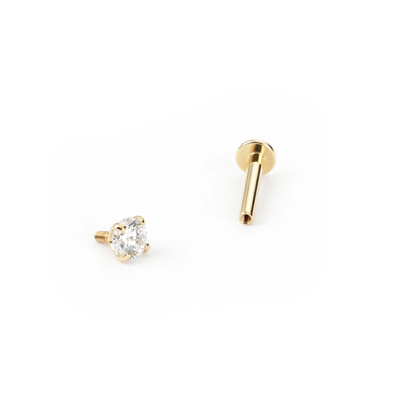 Labret av 14 karat gull med innvendig gjenge og sten
