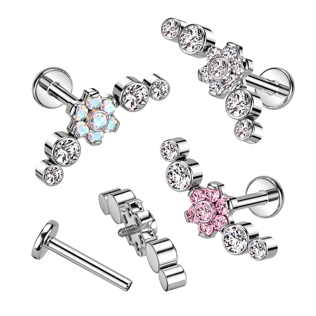 Labret av titan utsmykket med et vakkert blomsterdesign