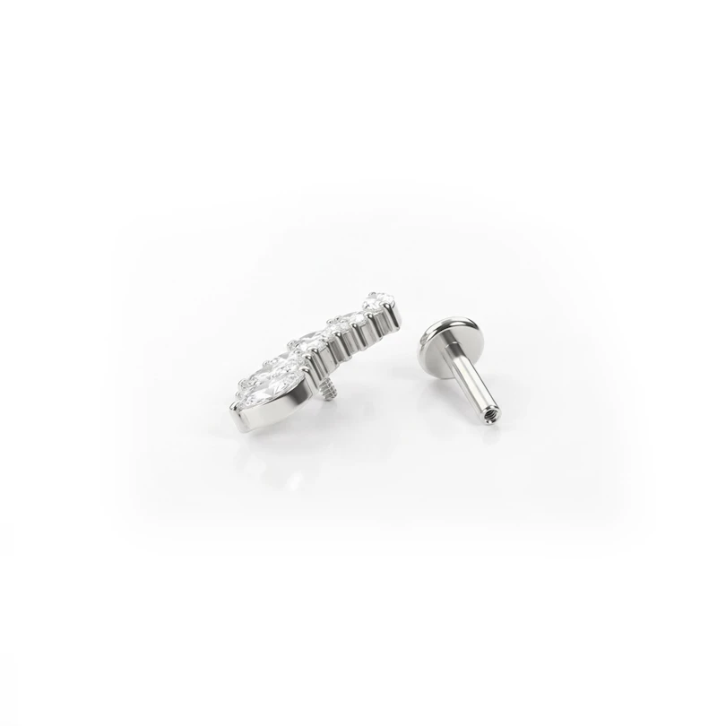 Titanlabret med marquise og rundskårne edelstener