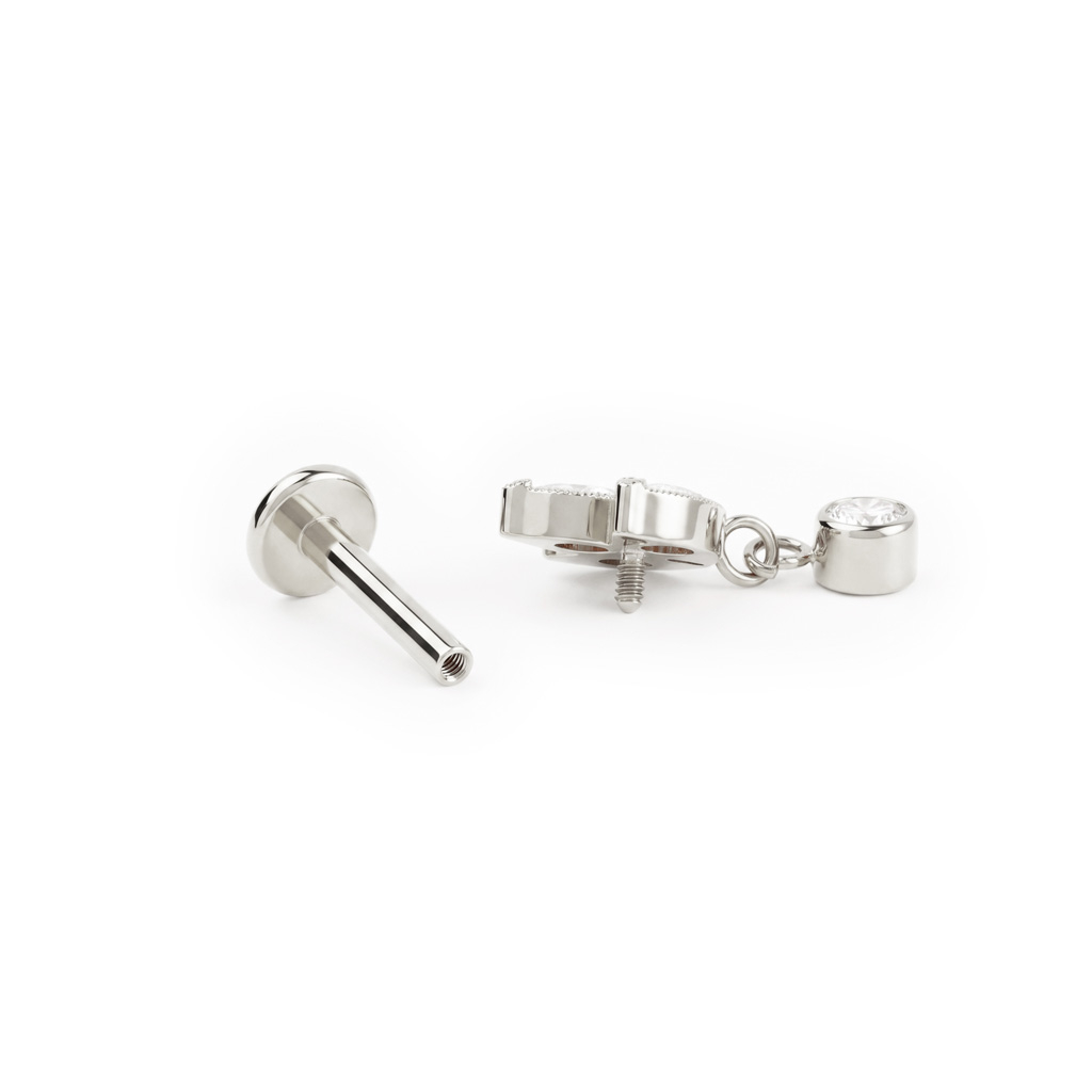 Labret av titan med lotusblomstdesign og anheng med sten