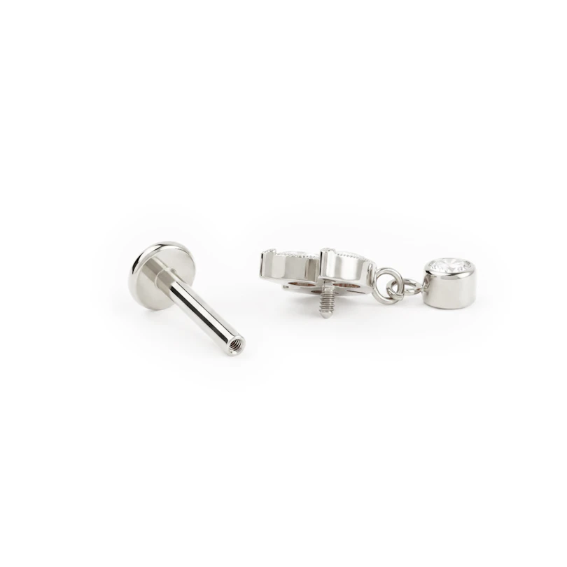 Labret av titan med lotusblomstdesign og anheng med sten
