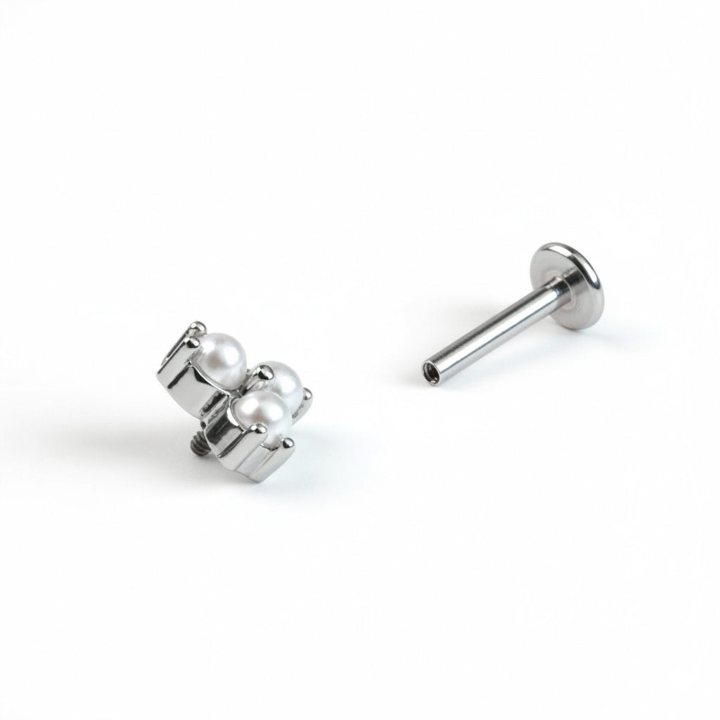 Delikat labret med en trio av syntetiske perler