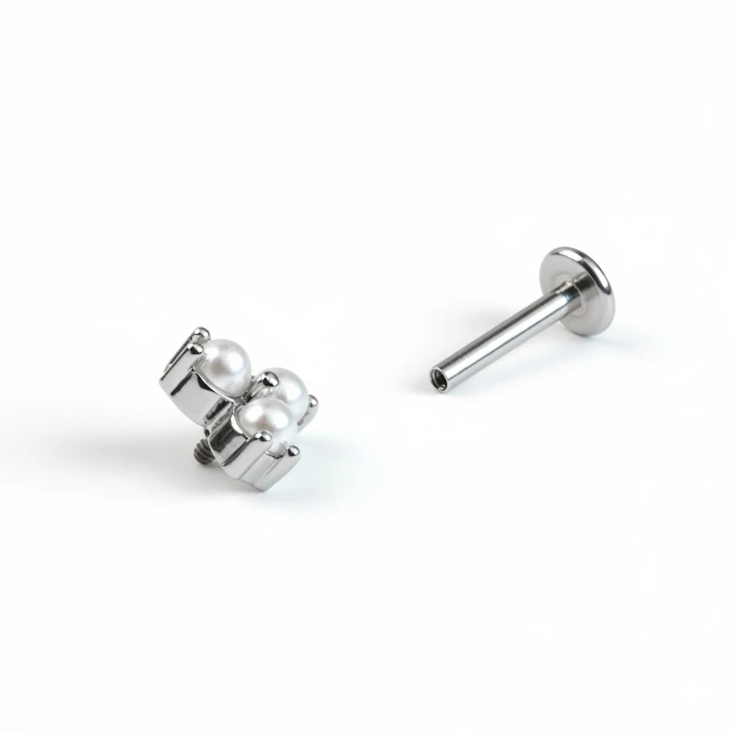 Delikat labret med en trio av syntetiske perler