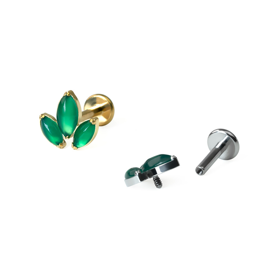 Titanlabret med en trio av marquiseslipte naturstener