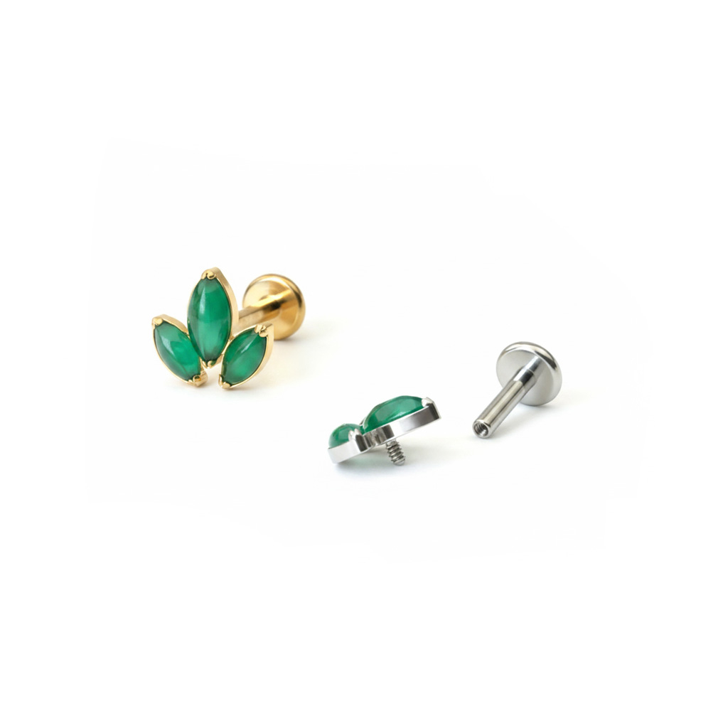 Titanlabret med en trio av marquiseslipte naturstener