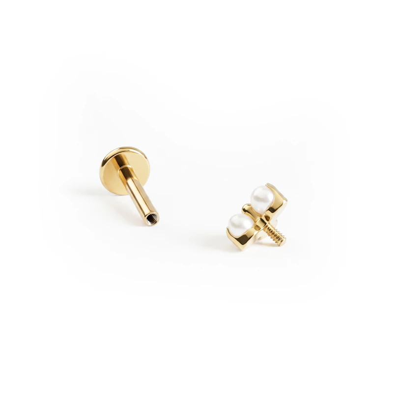 En delikat titanlabret med tro av perler