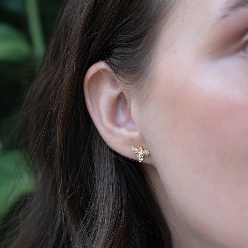 Labret med innvendig gjenge og stenbesatt bie